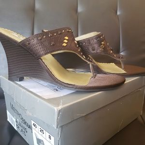 NEW. ShelfPull. METRO7 Ollie Studded Sz 8 Sandal